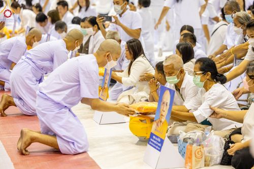 ภาพ No.101525:พิธีเวียนประทักษิณ, พิธีวันทาเจดีย์, พิธีขอขมาและมอบผ้าไตร ในโครงการอุปสมบทหมู่ รุ่นบูชาธรรมมหาปูชนียาจารย์ ณ วัดพระธรรมกาย ในวันที่ 9 ธันวาคม พ.ศ. 2566