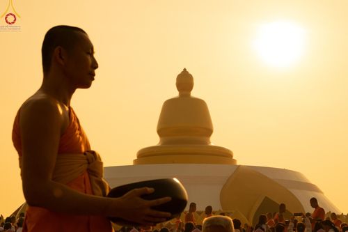 ภาพ No.201130:พิธีตักบาตรพระธรรมยาตรา ณ อนุสรณ์สถานลำดับที่ 5 สถานที่เผยแผ่วิชชาธรรมกายครั้งแรก อนุสรณ์สถานบางปลา วัดบางปลา อำเภอบางเลน จังหวัดนครปฐม ในโครงการธรรมยาตรา กตัญญูบูชา มหาปูชนียาจารย์ พระมงคลเทพมุนี(สด จนฺทสโร) พระผู้ปราบมาร อนุสรณ์สถาน 7 แห่ง ปีที่ 13