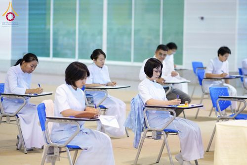 ภาพ No.208887:พระบาทสมเด็จพระเจ้าอยู่หัวทรงพระกรุณาโปรดเกล้าฯ พระราชทานภัตตาหารพระราชทาน แด่พระภิกษุ สามเณร ในการสอบบาลีสนามหลวง ณ วัดพระธรรมกาย วันที่ 22 กุมภาพันธ์ พ.ศ. 2568 ณ วัดพระธรรมกาย อำเภอคลองหลวง จังหวัดปทุมธานี