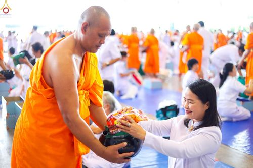 ภาพ No.240501:วันพุธที่ 27 สิงหาคม พ.ศ. 2568 พิธีตักบาตร ในวันธรรมชัย ณ วัดพระธรรมกาย จ.ปทุมธานี