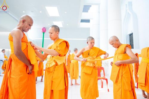 ภาพ No.159804:พิธีตัดปอยผมปลงผมนาคธรรมทายาท, พิธีบรรพชาอุปสมบทหมู่ โครงการอุปสมบทหมู่บูชาธรรม 140 ปี พระมงคลเทพมุนี (สด จนฺทสโร) ณ โบสถ์พระไตรปิฏก วัดพระธรรมกาย วันเสาร์ที่ 5 ตุลาคม พ.ศ. 2567