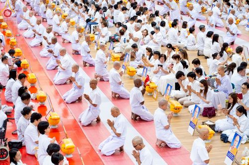 ภาพ No.217054:วันเสาร์ที่ 12 เมษายน พ.ศ. 2568 พิธีเวียนประทักษิณรอบพระมหาธรรมกายเจดีย์  พิธีวันทาเจดีย์ พิธีขอขมาและมอบผ้าไตร ในโครงการอุปสมบทหมู่ บูชาธรรมหลวงพ่อธัมมชโย, โครงการธรรมทายาท ระดับอุดมศึกษา รุ่นที่ 52 ,  โครงการบวชพระนานาชาติ AEC & WAB CEO รุ่นที่ 4 , ณ ว