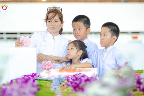 ภาพ No.139168:พิธีตักบาตร , พิธีบูชาข้าวพระ ณ ห้องแก้วสารพัด 1 สภาธรรมกายสากล วัดพระธรรมกาย วันอาทิตย์ต้นเดือนที่ 2 มิถุนายน พ.ศ. 2567