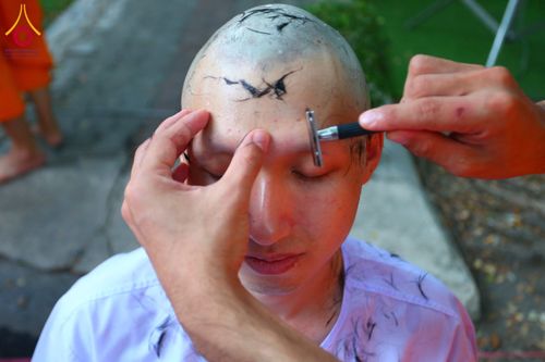 ภาพ No.135816:พิธีปลงผมธรรมทายาท โครงการบรรพชาและอุปสมบทหมู่ รุ่นบูชาธรรม 80 ปี หลวงพ่อธัมมชโย ณ หมู่บ้านบรรลุธรรม วัดพระธรรมกาย วันที่ 7 เมษายน พ.ศ. 2567