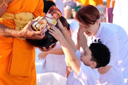 ภาพ No.105347:พิธีตักบาตรฉลองพระบวชใหม่ รุ่นบูชาธรรมมหาปูชนียาจารย์ และต้อนรับศักราชใหม่ วันจันทร์ที่ 1 มกราคม พ.ศ. 2567 ณ ลานธรรมพระมหาธรรมกายเจดีย์ วัดพระธรรมกาย