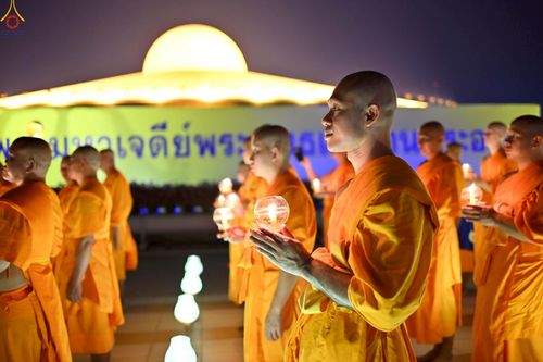 ภาพ No.224065:วันวิสาขบูชา วันอาทิตย์ที่ 11 พฤษภาคม พ.ศ. 2568 พิธีจุดวิสาขประทีป ,  พิธีเวียนประทักษิณรอบพระมหาธรรมกายเจดีย์ , พิธีฉลองชัยสวดมนต์บทธัมมจักกัปปวัตตนสูตร ครบ 7,357,000,000 จบ ณ มหารัตนวิหารคด วัดพระธรรมกาย