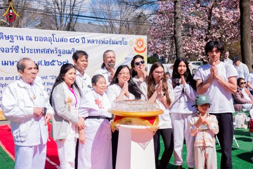 ภาพ No.62481:คณะศิษยานุศิษย์รวมใจสถาปนาและสมโภช ธรรมจักร เพื่ออัญเชิญประดิษฐาน ณ ยอดอุโบสถ 80 ปี หลวงพ่อธัมมชโย วัดพระธรรมกายนิวเจอร์ซี ประเทศสหรัฐอเมริกา  วันอาทิตย์ที่ 7 เมษายน พ.ศ. 2567