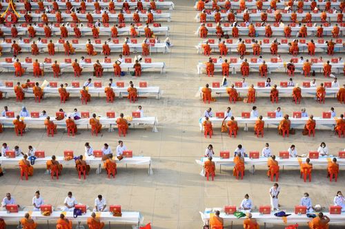 ภาพ No.221663:วันอังคารที่ 22 เมษายน พ.ศ. 2568 ภาพพิธีถวายมหาสังฆทานคณะสงฆ์ 40,000 กว่าวัดทั่วประเทศ เนื่องในวันคุ้มครองโลก ชุดที่ 2 (ปลื้มให้สมการรอคอย) ณ ลานธรรมพระมหาธรรมกายเจดีย์ วัดพระธรรมกาย