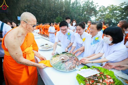 ภาพ No.111952:พิธีถวายภัตตาหารเป็นสังฆทาน แด่คณะพระธรรมยาตราฯ ในโครงการธรรมยาตรา กตัญญูบูชา มหาปูชนียาจารย์ พระมงคลเทพมุนี(สด จนฺทสโร) พระผู้ปราบมาร อนุสรณ์สถาน 7 แห่ง ปีที่ 12 วันที่ 14 มกราคม พ.ศ. 2567 ณ อนุสรณ์สถานมหาวิหารพระมงคลเทพมุนี  (โลตัสแลนด์) อ.สองพี่น้อง จ