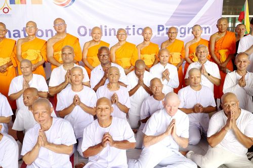 ภาพ No.230881:วันที่ 28 มิถุนายน พ.ศ. 2568 พิธีตัดปอยผมและปลงผม โครงการบวชพระนานาชาติ AEC & WAB รุ่นที่ 9 ณ วิหารคด 2 วัดพระธรรมกาย