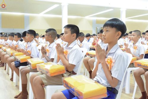 ภาพ No.246020:วันเสาร์ที่ 13 กันยายน พ.ศ. 2568 พิธีมอบผ้าไตรประธานกฐินสัมฤทธิ์เด็กดี V-Star ณ สภาธรรมกายสากล วัดพระธรรมกาย