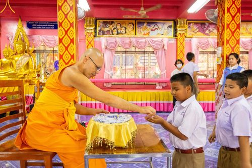 ภาพ No.203617:พิธีทอดผ้าป่าทำนุบำรุงศาสนสถาน ณ วัดตะเคียน ตำบลบางคูเวียง อำเภอบางกรวย จังหวัดนนทบุรี ในโครงการธรรมยาตรา กตัญญูบูชา มหาปูชนียาจารย์ พระมงคลเทพมุนี(สด จนฺทสโร) พระผู้ปราบมาร อนุสรณ์สถาน 7 แห่ง ปีที่ 13 วันที่ 29 มกราคม พ.ศ. 2568