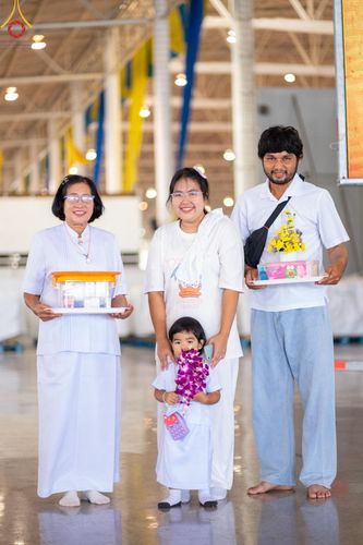 ภาพ No.159032:พิธีตักบาตร ในวันอาทิตย์ต้นเดือน วันที่ 6 ตุลาคม พ.ศ. 2567 ณ สภาธรรมกายสากล วัดพระธรรมกาย