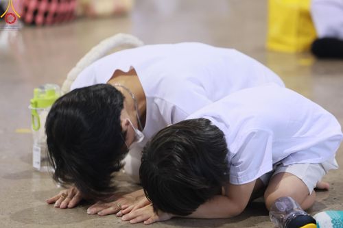 ภาพ No.123122:พิธีตักบาตร และพิธีบูชาข้าวพระ ในวันอาทิตย์ต้นเดือนที่ 4 กุมภาพันธ์ พ.ศ. 2567 ณ วัดพระธรรมกาย จ.ปทุมธานี