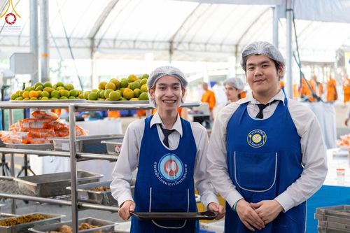 ภาพ No.58978:V.40 ภัตตาหารพระหมื่นวัด เราจัดให้ การปฏิบัติงานของเจ้าหน้าที่และอาสาสมัคร เพื่อรับบุญในการถวายภัตตาหาร แด่คณะสงฆ์ 10,000 กว่าวัดทั่วประเทศ ที่มาร่วมงานวันคุ้มครองโลก จันทร์ที่ 22 เมษายน พ.ศ. 2567 ณ วัดพระธรรมกาย