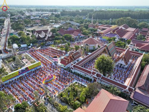 ภาพ No.193417:พิธีต้อนรับพระธรรมยาตรา ณ อนุสรณ์สถาน สถานที่เกิดในเพศสมณะ วัดสองพี่น้อง อำเภอสองพี่น้อง จังหวัดสุพรรณบุรี ในโครงการธรรมยาตรา กตัญญูบูชา มหาปูชนียาจารย์ พระมงคลเทพมุนี(สด จนฺทสโร) พระผู้ปราบมาร อนุสรณ์สถาน 7 แห่ง ปีที่ 13 วันที่ 11 มกราคม พ.ศ. 2568