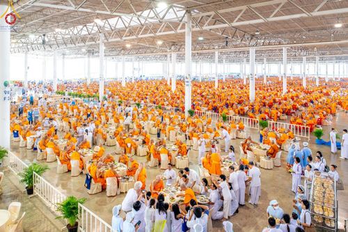 ภาพ No.167651:พิธีตักบาตรและพิธีบูชาข้าวพระ ในวันอาทิตย์ที่ 3 พฤศจิกายน พ.ศ. 2567 ณ วัดพระธรรมกาย