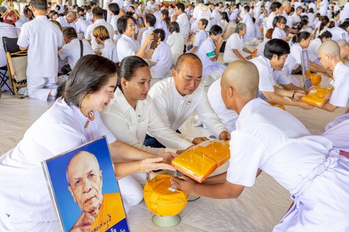 ภาพ No.215110:วันเสาร์ที่ 5 เมษายน พ.ศ. 2568 พิธีเวียนประทักษิณรอบพระมหาธรรมกายเจดีย์  พิธีวันทาเจดีย์ พิธีขอขมาและมอบผ้าไตร ในโครงการบรรพชาสามเณรฟื้นฟูพระพุทธศาสนาทั่วไทย , โครงการหน่อแก้วเปรียญธรรม รุ่นที่ 13 ,  โครงการสามเณรยุวธรรมทายาท รุ่นที่ 33 , โครงการสามเณรมั