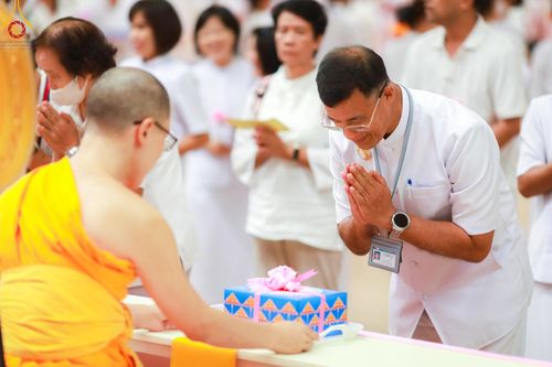 ภาพ No.153355:พิธีมุทิตาสักการะ พระภิกษุ-สามเณร ผู้สอบไล่ได้เปรียญธรรม ประโยค 1-2 ถึงประโยค ป.ธ.9 และบาลีศึกษา ประโยค1-2 ถึง บ.ศ.9 , พิธีมอบดวงแก้วสามเณรผู้ทรงบาลีไวยากรณ์ วัดพระธรรมกาย และ ศูนย์ส่งเสริมศีลธรรมในประเทศและต่างประเทศ วันอาทิตย์ที่ 8 กันยายน พ.ศ.2567