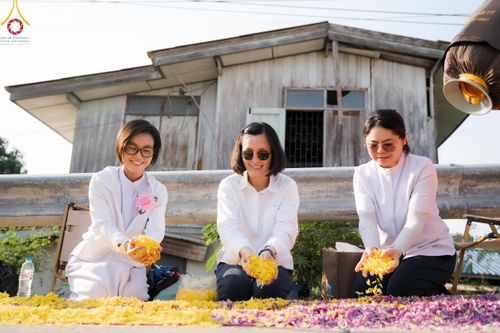 ภาพ No.110547:พิธีต้อนรับพระธรรมยาตรา ในโครงการธรรมยาตรากตัญญูบูชา มหาปูชนียาจารย์ พระมงคลเทพมุนี(สด จนฺทสโร) พระผู้ปราบมาร อนุสรณ์สถาน 7 แห่ง ปีที่ 12 วันที่ 11 มกราคม พ.ศ. 2567 ณ อนุสรณ์สถานลำดับที่ 3 สถานที่เกิดใหม่ในเพศสมณะ วัดสองพี่น้อง จ.สุพรรณบุรี