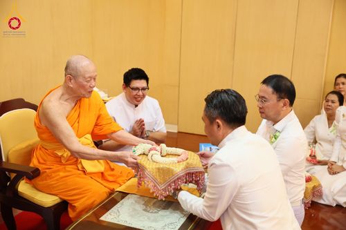 ภาพ No.185411:พิธีถวายมหาสังฆทาน 1,000 วัด ในวาระอายุวัฒนมงคล 84 ปี หลวงพ่อทัตตชีโว วันอาทิตย์ที่ 22 ธันวาคม พ.ศ. 2567 ณ สภาธรรมกายสากล วัดพระธรรมกาย