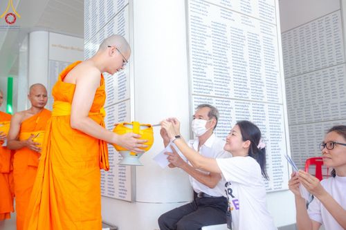 ภาพ No.159860:พิธีตัดปอยผมปลงผมนาคธรรมทายาท, พิธีบรรพชาอุปสมบทหมู่ โครงการอุปสมบทหมู่บูชาธรรม 140 ปี พระมงคลเทพมุนี (สด จนฺทสโร) ณ โบสถ์พระไตรปิฏก วัดพระธรรมกาย วันเสาร์ที่ 5 ตุลาคม พ.ศ. 2567