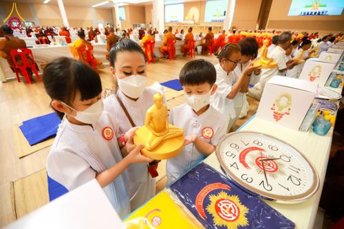 ภาพ No.60103:พิธีเจริญพระพุทธมนต์ "ฉลองอายุวัฒนมงคล 80 ปี หลวงพ่อธัมมชโย" พิธีถวายไทยธรรม คณะสงฆ์ 10,000 กว่าวัดทั่วประเทศ ในวันคุ้มครองโลก วันจันทร์ที่ 22 เมษายน พ.ศ. 2567 ณ สภาธรรมกายสากล วัดพระธรรมกาย จ.ปทุมธานี