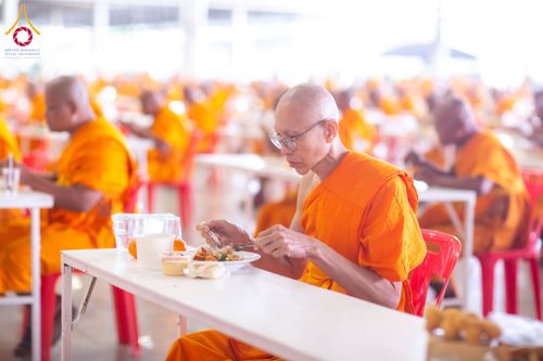 ภาพ No.202842:พิธีถวายภัตตาหารเป็นสังฆทาน แด่พระธรรมยาตรา ณ วัดพระธรรมกาย ตำบลคลองสาม อำเภอคลองหลวง จังหวัดปทุมธานี ในโครงการธรรมยาตรา กตัญญูบูชา มหาปูชนียาจารย์ พระมงคลเทพมุนี(สด จนฺทสโร) พระผู้ปราบมาร อนุสรณ์สถาน 7 แห่ง ปีที่ 13 วันที่ 28 มกราคม พ.ศ. 2568