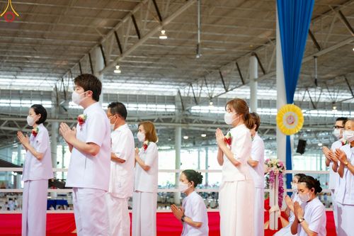 ภาพ No.89596:พิธีตักบาตร ข้าวสารอาหารแห้ง พิธีบูชาข้าวพระ และพิธีจุดเทียนใจ ไฟนิรันดร์  อนันตชัย ณ สภาธรรมกายสากล วัดพระธรรมกาย วันอาทิตย์ที่ 1 ตุลาคม พ.ศ. 2566