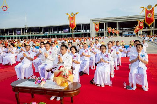 ภาพ No.221719:วันอังคารที่ 22 เมษายน พ.ศ. 2568 ภาพพิธีถวายมหาสังฆทานคณะสงฆ์ 40,000 กว่าวัดทั่วประเทศ เนื่องในวันคุ้มครองโลก ชุดที่ 2 (ปลื้มให้สมการรอคอย) ณ ลานธรรมพระมหาธรรมกายเจดีย์ วัดพระธรรมกาย