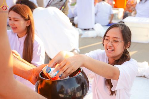 ภาพ No.187894:พิธีตักบาตรฉลองพระใหม่ ต้อนรับพุทธศักราช 2568 ณ ลานธรรมพระมหาธรรมกายเจดีย์ วัดพระธรรมกาย จ.ปทุมธานี วันที่ 1 มกราคม พ.ศ. 2568