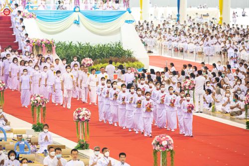 ภาพ No.86998:พิธีตักบาตร , พิธีบูชาข้าวพระ , พิธีจุดเทียนใจ ไฟนิรันดร์ อนันตชัย ในวันอาทิตย์ต้นเดือน 3 กันยายน พ.ศ. 2566 ณ วัดพระธรรมกาย