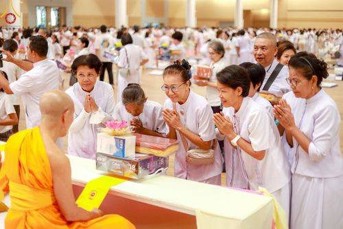 ภาพ No.145394:พิธีถวายผ้าอาบน้ำฝนและประทีปโคมไฟ ณ สภาธรรมกายสากล วัดพระธรรมกาย วันเสาร์ที่ 20 กรกฎาคม พ.ศ. 2567