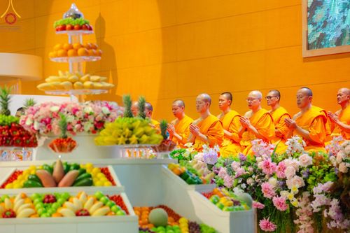 ภาพ No.139224:พิธีตักบาตร , พิธีบูชาข้าวพระ ณ ห้องแก้วสารพัด 1 สภาธรรมกายสากล วัดพระธรรมกาย วันอาทิตย์ต้นเดือนที่ 2 มิถุนายน พ.ศ. 2567