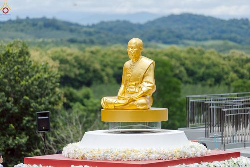 ภาพ No.239334:วันอาทิตย์ที่ 17 สิงหาคม พ.ศ. 2568 พิธีอัญเชิญรูปเหมือนพระมงคลเทพมุนี (สด จันทสโร) ณ ศาลากลางจังหวัดเลย ถึงลานพญานาค สวนสาธารณะกุดป่อง อ.เมือง จ.เลย