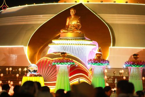 ภาพ No.118343:พิธีจุดประทีปถวายเป็นพุทธบูชา และบูชาธรรมมหาปูชนียาจารย์ พระมงคลเทพมุนี(สด จนฺทสโร) วันที่ 24 มกราคม พ.ศ. 2567 ณ อนุสรณ์สถานบางปลา อ.บางเลน จ.นครปฐม