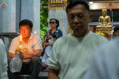 ภาพ No.201729:พิธีจุดประทีปถวายเป็นพุทธบูชา และบูชาธรรมมหาปูชนียาจารย์ ณ อาคารธรรมยาตรา กตัญญูบูชามหาปูชนียาจารย์ ตรงข้ามวัดปากน้ำภาษีเจริญ จ.กรุงเทพมหานคร ในโครงการธรรมยาตรา กตัญญูบูชา มหาปูชนียาจารย์ พระมงคลเทพมุนี(สด จนฺทสโร) พระผู้ปราบมาร อนุสรณ์สถาน 7 แห่ง