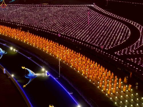 ภาพ No.224121:วันวิสาขบูชา วันอาทิตย์ที่ 11 พฤษภาคม พ.ศ. 2568 พิธีจุดวิสาขประทีป ,  พิธีเวียนประทักษิณรอบพระมหาธรรมกายเจดีย์ , พิธีฉลองชัยสวดมนต์บทธัมมจักกัปปวัตตนสูตร ครบ 7,357,000,000 จบ ณ มหารัตนวิหารคด วัดพระธรรมกาย