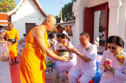 ภาพ No.197797:พิธีตักบาตรพระธรรมยาตรา ณ อนุสรณ์สถานลำดับที่ 4 สถานที่เกิดด้วยกายธรรม วัดโบสถ์(บน) ต.บางคูเวียง จ.นนทบุรี ในโครงการธรรมยาตรา กตัญญูบูชา มหาปูชนียาจารย์ พระมงคลเทพมุนี(สด จนฺทสโร) พระผู้ปราบมาร อนุสรณ์สถาน 7 แห่ง ปีที่ 13 วันที่ 19 มกราคม พ.ศ. 2568