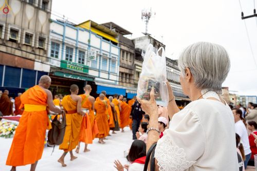 ภาพ No.245408:วันอาทิตย์ที่ 14 กันยายน พ.ศ. 2568 ตักบาตรพระ 555 รูป มหากุศล  น้อมถวายเป็นพุทธบูชา ณ หอนาฬิกาเบตง อ.เบตง จ.ยะลา