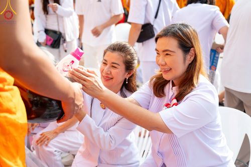 ภาพ No.343212:วันอาทิตย์ที่ 16 สิงหาคม พ.ศ.2569 พิธีตักบาตรพระ 10,000 รูป นานาชาติ ปีที่ 23 คณะสงฆ์ 4 ประเทศ 14 จังหวัดภาคใต้ น้อมถวายเป็นพุทธบูชา ทำบุญเพื่อแม่- พ่อ ณ ถนนนิพัทธ์อุทิศ 3 อ.หาดใหญ่ จ.สงขลา
