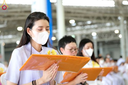 ภาพ No.86283:วันธรรมชัย ปีที่ 55 พิธีทอดผ้าป่ากฐินสมทบครั้งที่1, พิธีเจริญพุทธมนต์ ลูกนิมิตมหาสมบัติฯ พิธีจุดประทีป,พิธีฉลองชัยสวดมนต์บทธัมมจักกัปปวัตนสูตร วันอาทิตย์ที่ 27 สิงหาคม พ.ศ.2566 ณ สภาธรรมกายสากล / มหารัตนวิหารคด วัดพระธรรมกาย