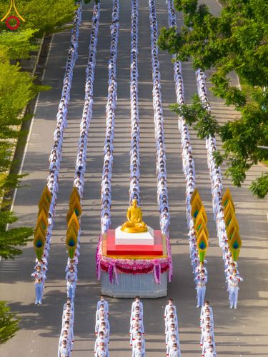 ภาพ No.89060:พิธีอัญเชิญรูปหล่อทองคำ  คุณยายอาจารย์มหารัตนอุบาสิกาจันทร์ ขนนกยูง เพื่อประดิษฐาน ณ มหาวิหารคุณยายอาจารย์ฯ เนื่องในวันครูผู้ค้นพบวิชชาธรรมกาย วันศุกร์ที่ 29 กันยายน พ.ศ. 2566