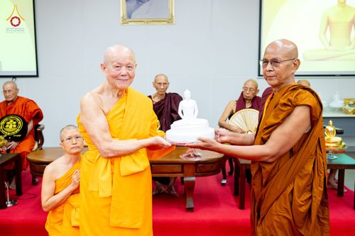 ภาพ No.325599:วันที่ 24 เมษายน พ.ศ.2569 หลวงพ่อทัตตชีโว รองเจ้าอาวาสวัดพระธรรมกาย ถวายการต้อนรับและปฏิสันถารคณะสงฆ์เมียนมาร์