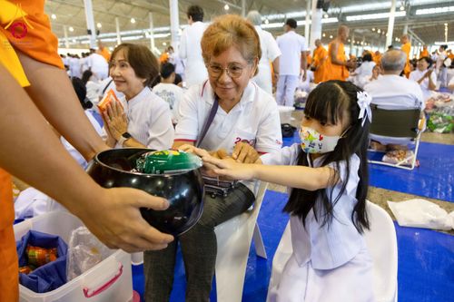 ภาพ No.308519:วันที่ 1 กุมภาพันธ์ พ.ศ. 2569 พิธีตักบาตรข้าวสารอาหารแห้ง ณ บ้านแก้วเรือนทองคุณยาย สภาธรรมกายสากล วัดพระธรรมกาย