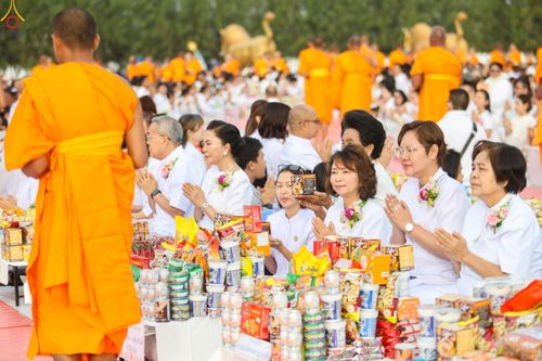 ภาพ No.302664:วันที่ 24 มกราคม พ.ศ. 2569 พิธีตักบาตรพระธรรมยาตรา(ภาพชุดที่ 2) ณ อนุสรณ์สถานลำดับที่ 5 สถานที่เผยแผ่วิชชาธรรมกายครั้งแรก อนุสรณ์สถานบางปลา วัดบางปลา อำเภอบางเลน จังหวัดนครปฐม ในโครงการธรรมยาตรา กตัญญูบูชา มหาปูชนียาจารย์ พระมงคลเทพมุนี(สด จนฺทสโร) พระผู