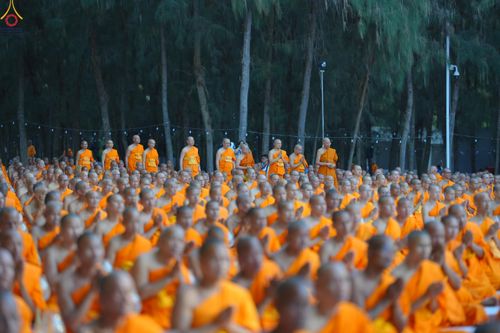 ภาพ No.290036:วันที่ 6 มกราคม พ.ศ. 2569 พิธีจุดประทีปถวายเป็นพุทธบูชา และบูชาธรรมมหาปูชนียาจารย์ (ภาพชุดที่ 2) ณ อนุสรณ์สถานมหาวิหารพระมงคลเทพมุนี (โลตัสแลนด์) อ.สองพี่น้อง จ.สุพรรณบุรี ในโครงการธรรมยาตรา กตัญญูบูชา มหาปูชนียาจารย์ พระมงคลเทพมุนี(สด จนฺทสโร) พระผู้ปรา