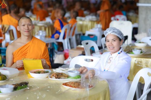 ภาพ No.325860:วันที่ 22 เมษายน พ.ศ.2569(วันคุ้มครองโลก) งานถวายมหาสังฆทาน 40,000 กว่าวัดทั่วประเทศ เจ้าหน้าที่ สาธุชน ร่วมใจจัดเตรียมภัตตาหารเพล (ชุด 2)