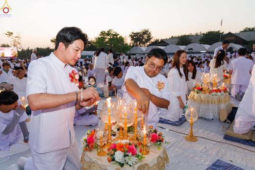 ภาพ No.294049:วันที่ 13 มกราคม พ.ศ. 2569 พิธีจุดประทีปถวายเป็นพุทธบูชา และบูชาธรรมมหาปูชนียาจารย์  (ภาพชุดที่ 2) ณ วัดสองพี่น้อง ต.ต้นตาล อ.สองพี่น้อง จ.สุพรรณบุรี ในโครงการธรรมยาตรา กตัญญูบูชา มหาปูชนียาจารย์ พระมงคลเทพมุนี(สด จนฺทสโร) พระผู้ปราบมาร อนุสรณ์สถาน 7 แห่