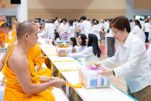 ภาพ No.280607:วันที่ 28 ธันวาคม พ.ศ.2568 พิธีถวายอุปกรณ์ทำความสะอาด ณ ห้องแก้วสารพัดนึก วัดพระธรรมกาย